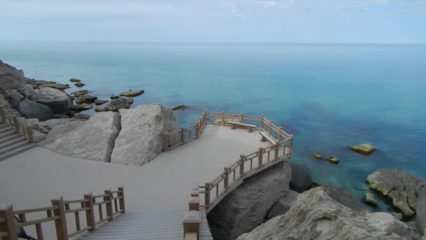 カスピ海のアクタウの岩に沿った新しいトレイル カザフスタン — ストック動画