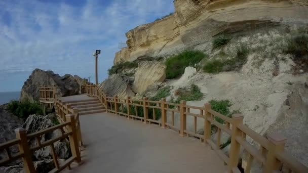 Neuer Pfad Entlang Der Felsen Der Nähe Des Kaspischen Meeres — Stockvideo