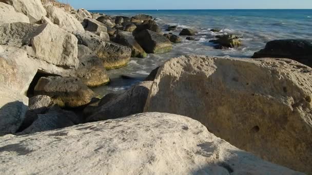 カスピ海の岩の海岸 アクタウ カザフスタン — ストック動画