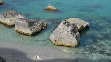 Hazar Denizi 'nin kayalık kıyısı. Aktau. Kazakistan.