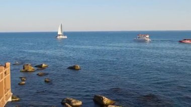 Hazar Denizi 'nin Aktau. Sahili 'nde kayalar boyunca yeni iz. Kazakistan.