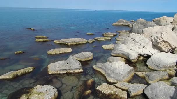 里海的落基海岸 阿克陶哈萨克斯坦 — 图库视频影像