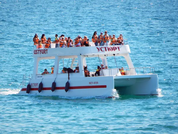 Pleasure catamaran at sea. — Stock Photo, Image