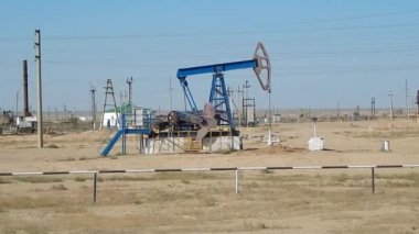 Yağ makinesi sallıyor. Petrol sahası. Kazakistan. Mangistau bölgesi.