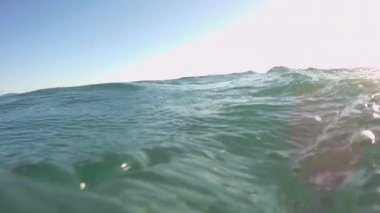 Hazar Denizi'nin yüzeyi ve su altında.