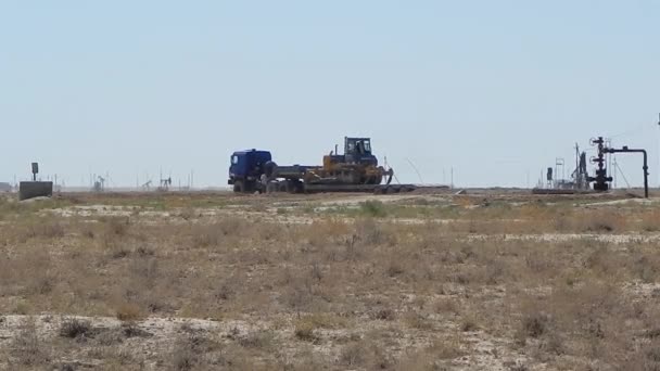 Bulldozer Mueve Red Arrastre Kazajstán Campo Petrolífero Región Mangistau — Vídeos de Stock