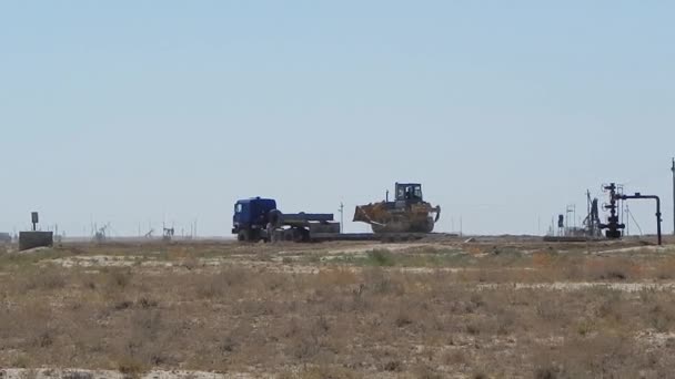 ブルドーザーはトロールから移動します カザフスタン 油田マンギスタウ地方 2019年8月17日 — ストック動画