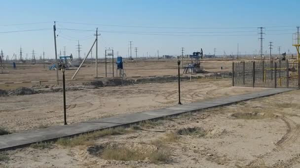 Máquina Óleo Balançando Campo Petróleo Cazaquistão Região Mangistau — Vídeo de Stock