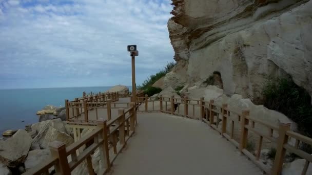 Nuevo Sendero Largo Las Rocas Aktau Costa Del Mar Caspio — Vídeo de stock