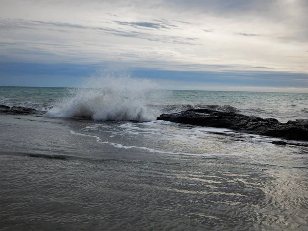 Kayalarda dalga kırılmaları.
