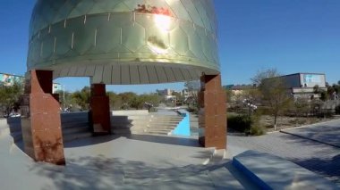 Altın Kask Gezi. Zhanaozen şehrinde altın kask. Kazakistan. 15 Ağustos 2019 yıl.