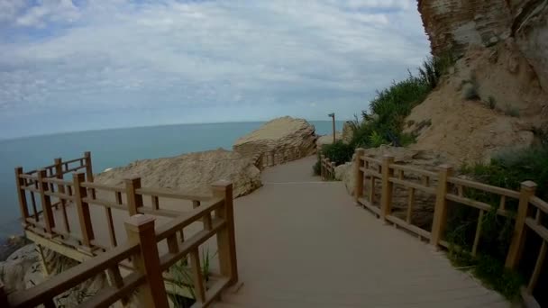 Neuer Pfad Entlang Der Felsen Der Nähe Des Kaspischen Meeres — Stockvideo