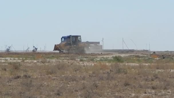 Bulldozer Mueve Red Arrastre Kazajstán Campo Petrolífero Región Mangistau Agosto — Vídeo de stock