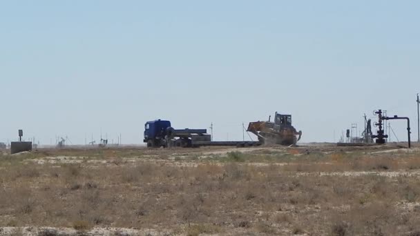 Bulldozer Mueve Red Arrastre Kazajstán Campo Petrolífero Región Mangistau Agosto — Vídeos de Stock