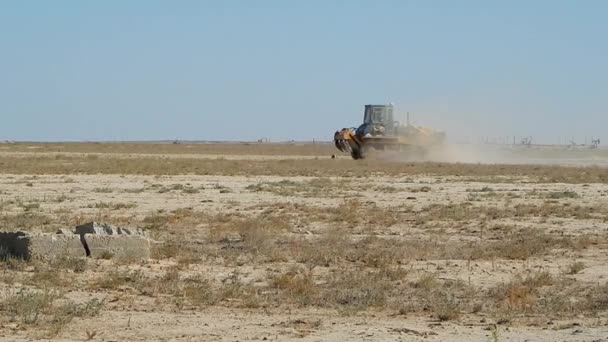 Bulldozer Stäpperna Nivå Platsen Kazakstan Oljefält Mangistau Regionen Augusti 2019 — Stockvideo