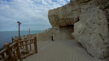 Hazar Denizi 'nin Aktau. Sahili 'nde kayalar boyunca yeni iz. Kazakistan.