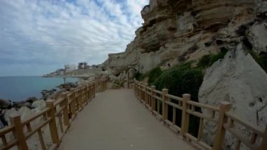 Hazar Denizi 'nin Aktau. Sahili 'nde kayalar boyunca yeni iz. Kazakistan.