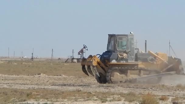 Bozkırlarda Buldozer Var Kazakistan Petrol Sahası Mangistau Bölgesi Ağustos 2019 — Stok video