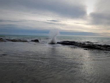 Kayalarda dalga kırılmaları.