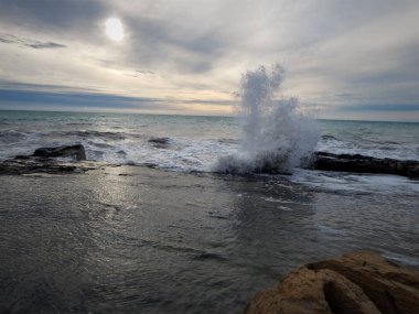Kayalarda dalga kırılmaları.