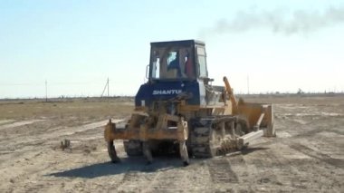 Bozkırlarda buldozer var. Kazakistan. Petrol sahası. Mangistau bölgesi. 17 Ağustos 2019.