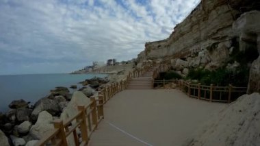 Hazar Denizi 'nin Aktau. Sahili 'nde kayalar boyunca yeni iz. Kazakistan.