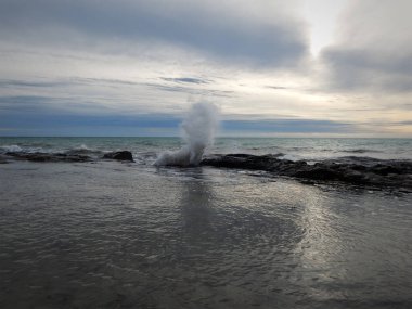 Kayalarda dalga kırılmaları.