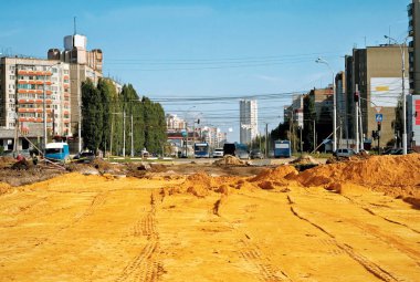 Şehir içinde yol inşaatı.