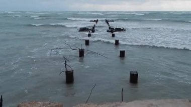 Eski beton iskele Hazar Denizi. Aktau. Kazakistan. Mangistau bölgesi. 19 Şubat. 2020 yıl..