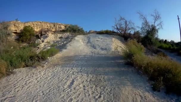 Escalando Una Roca Costa Del Mar Caspio Kazajstán Región Mangistau — Vídeos de Stock