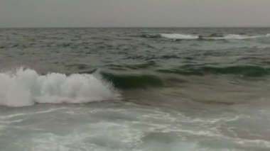 Hazar Denizi 'nin Rocky kıyısında. Kazakistan. Mangistau bölgesi. 15 Temmuz. 2020 yıl..