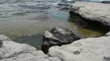 Hazar Denizi 'nin Rocky kıyısında. Kazakistan. Mangistau bölgesi. 15 Temmuz. 2020 yıl..