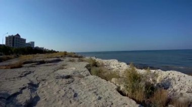 Hazar Denizi 'nin kayalık kıyılarında yürü. Aktau şehri. Kazakistan. Mangistau bölgesi. 01 Temmuz 2020.
