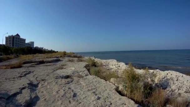 Περπατήστε Κατά Μήκος Της Βραχώδους Ακτής Της Κασπίας Θάλασσας Στην — Αρχείο Βίντεο