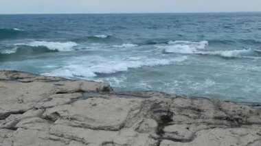 Hazar Denizi 'nin Rocky kıyısında. Kazakistan. Mangistau bölgesi. 15 Temmuz. 2020 yıl..