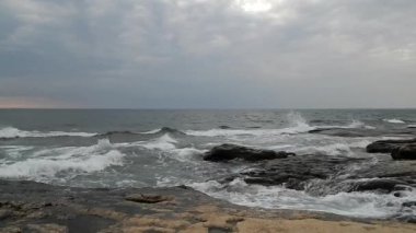 Hazar Denizi 'nin Rocky kıyısında. Kazakistan. Mangistau bölgesi. 15 Temmuz. 2020 yıl..