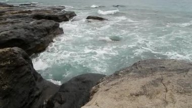 Hazar Denizi 'nin Rocky kıyısında. Kazakistan. Mangistau bölgesi. 15 Temmuz. 2020 yıl..