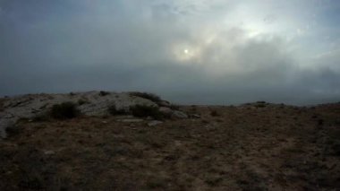 Kıyı kayalıkları boyunca akşam yürüyüşü. Hazar Denizi. Kazakistan. Mangistau bölgesi. 21 Temmuz. 2020 yıl..