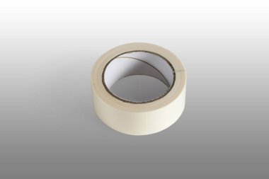 Kağıt maskeleme bandı. Yakın plan. Açık gri arkaplanda izole.