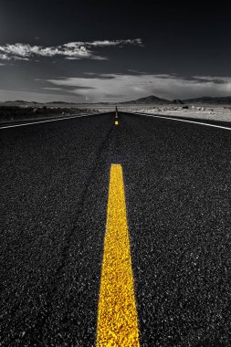 Ortasında sarı çizgili siyah beyaz bir görüntü 