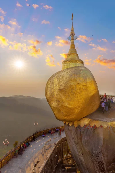 Dramatische Afbeelding Van Gouden Rots Bedevaartsoord Myanmar Birma Zijn Plaats — Stockfoto