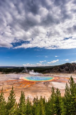 Midway Geyser Havzası, Yellowstone Ulusal Parkı, Wyoming / ABD: 27 Ağustos 2017: Yellowstone Ulusal Parkı 'ndaki Büyük Prismatik Bahar, ABD' deki en büyük kaplıcadır..