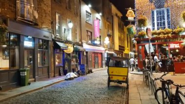 Dublin, İrlanda - 07 Mayıs 2018: Tapınak Bar bölgesinde yürüyen turistler. Burası şehrin merkezindeki kültürel bir semt ve restoran, bar ve gece kulüpleriyle dolu..