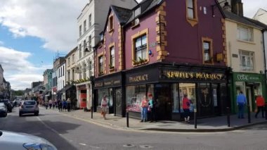 Cashel, County Tipperary, İrlanda - 05 Mayıs 2018: Şehir merkezinde yürüyen insanlar. Kasaba, İrlanda 'nın en popüler turizm merkezlerinden biri olan Cashel Kayası ile ünlüdür..
