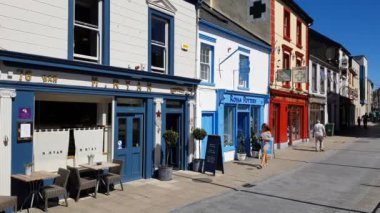 Cashel, County Tipperary, İrlanda - 05 Mayıs 2018: Şehir merkezinde yürüyen insanlar. Kasaba, İrlanda 'nın en popüler turizm merkezlerinden biri olan Cashel Kayası ile ünlüdür..
