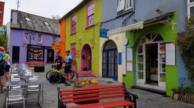 Kinsale, Cork, İrlanda - 06 Mayıs, 2018 - renkli Market street ve Newman'ın alışveriş merkezi bulunmaktadır. Tarihi sokak bir ünlü tatil yeridir.
