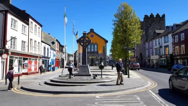 Cashel County Tipperary Irlanda Maio 2018 Pessoas Caminhando Centro Cidade — Vídeo de Stock
