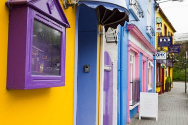 Kinsale, Cork, İrlanda - 06 Mayıs, 2018 - renkli Kinsale evlerde. Tarihi sokak bir ünlü tatil yeridir.