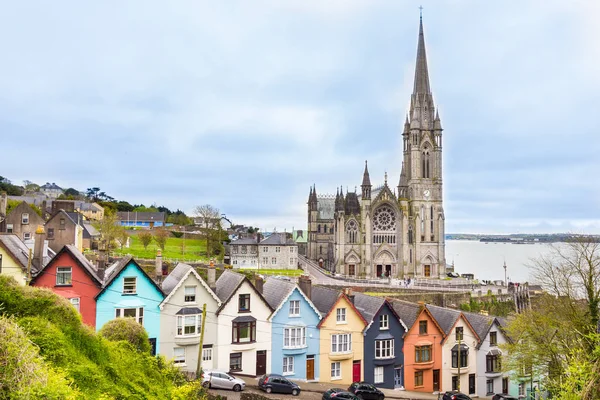 アイルランドのコブにある大聖堂と色の家 — ストック写真