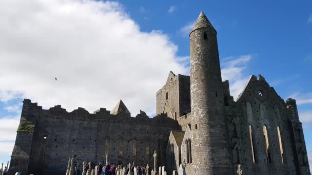 Cashel County Tipperary Irlanda Maio 2018 Pessoas Caminhando Cemitério Rocha — Vídeo de Stock